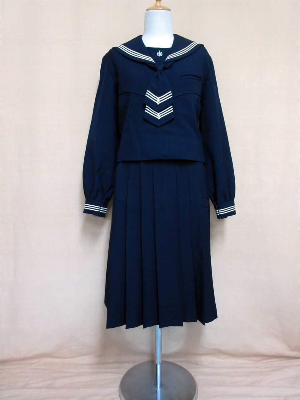 北海道 函館白百合学園高等学校冬服セットの買い取り – 全国制服